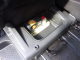 運転席側セカンドシートシート下収納にはパンク修理キット等があります。