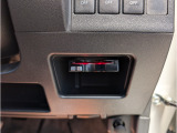 ETC車載器は運転席足元の収納箇所にビルトイン。カードの出し入れがしやすいですしカードを挿したままでも車外から見えないので防犯上も安心ですよ。