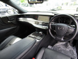 黒を基調とした高級感あふれる車内。