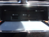 CD,DVD,SDカードスロットル。