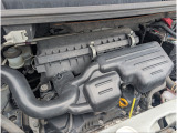 異音や油脂類の漏れもなく奇麗なエンジンルーム。納車整備時にはバッテリー、エンジンオイル、オイルフィルター、エアコンフィルター、ワイパーブレード、スマートキー電池など当店の整備メニューを施して納車します