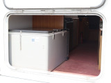 あると嬉しい♪リア外側扉から常設2段ベッド部に荷物の出し入れ可能です!!!