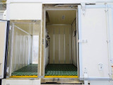 フロント荷室/内寸:76&times;167&times;135(すのこ付:132) 両サイド開閉式ドア 水抜き穴前1対 荷室灯1個