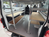 【荷室には棚板もございますので、工具や資材の整理もしやすく、実用性の高い仕様となっております!!】