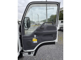 運転席側ドア内側:ガラスのヒビ割れ無しです!✨ ドア内側にも目立つ傷や汚れ無しです!ガラスの向こう側は『道の駅みかも様』駐車場です。道の駅までは公共交通機関でもお越し頂けます🚌💨栃木県栃木市