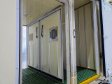 フロント荷室/内寸:76&times;167&times;135(すのこ付:132) 両サイド開閉式ドア 水抜き穴前1対 荷室灯1個