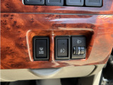 こちらには右からヘッドライトレベライザー、フォグランプ、両側電動パワースライドドアのオフスイッチが付いております。