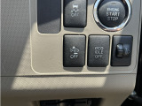 安全装備のスマートアシストも装備されております。万が一の場合に車両がブレーキをアシストしてくれます。その他にも横滑り防止装置やトラクションコントロールなども付いております。