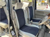 運転席は一部破れはございますがまだまだお使い頂けるシートになっております。使用感はございますが気になる汚れなどは少ないので快適にお過ごし頂けます。