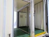 フロント荷室/内寸:76&times;167&times;135(すのこ付:132) 両サイド開閉式ドア 水抜き穴前1対 荷室灯1個