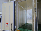 フロント荷室/内寸:76&times;167&times;135(すのこ付:132) 両サイド開閉式ドア 水抜き穴前1対 荷室灯1個