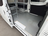 【荷室にはすでに棚が設置されておりますので、お仕事用からアウトドア用途まで、使い方次第で幅広くご活用いただけます!!】