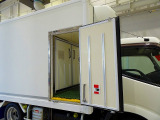 フロント荷室/内寸:76&times;167&times;135(すのこ付:132) 両サイド開閉式ドア 水抜き穴前1対 荷室灯1個