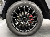純正ブラックペイント20インチAMGマルチスポークアルミホイール。タイヤは7分山ほど残っておりますが、納車前に新品タイヤへの交換も別途承りますので、お気軽にお問合せください。