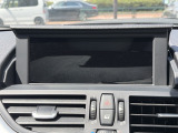 【バックカメラ】今や無くてはならない、必須装備のバックカメラ付き。バック時の車両後方の死角をモニター上に映し出すので、駐車が苦手な方や見通しの悪い場所でも安心して駐車することができます!!