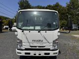 車両前面:平成27年いすゞエルフ平ボディ走行距離3万㎞台💨積載2t💪✨車検1年付!予備検査済R8.7.23,ECONO,HSA,F6速,オートサイドミラー,取扱書,荷台内寸長さ4250㎜荷台内寸幅1680㎜