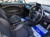 すっきりとしたシンプルな内装の造りは欧州車の魅力!細部にまでこだわり抜かれたデザインが自慢ですので是非じっくりとご覧くださいませ。