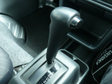 フロア3AT☆レバーを軽く引くだけで運転できます☆AT限定免許の方でも運転できる軽トラです (・&forall;・)イイネ!!