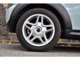 【気持ち良くご納車致します】仕上げ専門スタッフによる、専用ポリッシャーによるボディの磨き仕上げ、ホイール、タイヤハウス内側の清掃、内装の抗菌クリーニング、各部スイッチ、ハンドル、細部の清掃を行います。