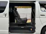 ちなみにハイエースはスーパーGL以上のグレードになると後席クーラー&ヒーターも標準装備!運転席とは独立してオンオフできるから前シーズン快適に過ごせます。