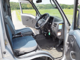 軽トラとしては綺麗な運転席、助手席と室内です。 室内は大きな荒れのない比較的綺麗な状態です。是非一度お車をご覧下さい。お車は1台限りで気になりましたら、09046440671迄、ご予約下さい
