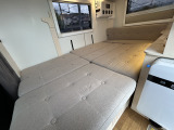 ダイネットも簡単にベッド展開可能です!寸法は215cm&times;117cmとなっております!