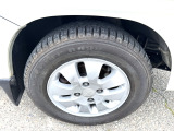 中古車としては非常に珍しいスバル純正アルミホイールがついています。165/70r13でタイヤの溝が十分あり当面交換の必要がなく安心してお乗りいただけます。