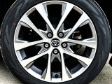 18インチ純正アルミホイール&225/50R18タイヤを装着。