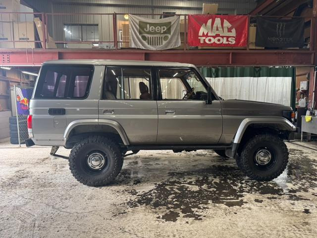 トヨタ ランドクルーザー70 4.2 ZX ディーゼル 4WD 外装同色補修中