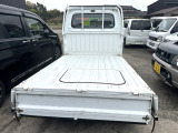 新車からの穴もない綺麗な荷台です。これからもガンガン積んで走れますね。お車は1台限りで気になりましたら、メールやチャット等予約は受け付けていませんので09046440671迄、お電話にてご予約下さい