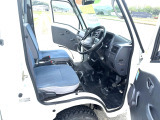 軽トラとしてはとても綺麗な運転席、助手席と室内です。 室内は大きな荒れのない比較的綺麗な状態です。是非一度お車をご覧下さい。お車は1台限りで気になりましたら、09046440671迄、ご予約下さい