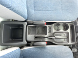 運転席と助手席の間にはドリンクホルダーと小物入れが御座います。気になりましたら09046440671迄商談のご予約のお電話をお願いします