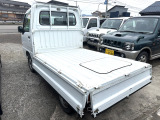 新車からの穴もない綺麗な荷台です。これからもガンガン積んで走れますね。お車は1台限りで気になりましたら、メールやチャット等予約は受け付けていませんので09046440671迄、お電話にてご予約下さい
