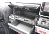 助手席前にも小物収納☆運転席からも手が届くので使い勝手◎