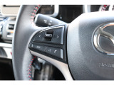 ステアリングスイッチで、運転中も前方から目線をそらすことなく音量などの操作をおこなえます☆