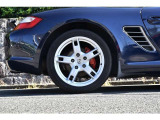 【気持ち良くご納車致します】仕上げ専門スタッフによる、専用ポリッシャーによるボディの磨き仕上げ、ホイール、タイヤハウス内側の清掃、内装の抗菌クリーニング、各部スイッチ、ハンドル、細部の清掃を行います。
