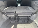 さらにサードシートを倒していただくと大きなお荷物も楽々積み込めます。