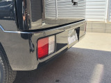 【障害物センサー】車両感覚が掴みにくい狭い駐車場で大活躍!障害物との距離感に合わせて、音で運転者に知らせてくれるとても便利な装備付きです。