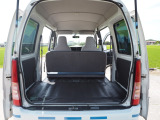 リアシートを倒さない荷室の状態です。室内だけでなく天井や荷室も大きな荒れもなくハイルーフなので沢山のお荷物が積めます。メンテナンスもきちんと行われていた記録シールが有りました