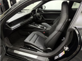 4Wayスポーツシート。禁煙車ですので清潔感が有り室内の嫌な臭いもございません。また、シートの使用感がほとんどなく大変綺麗な状態です。パワーリクライニングやシートヒーターも装備されています。