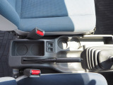 運転席と助手席の間にはドリンクホルダーと小物入れが御座います。気になりましたら09046440671迄商談のご予約のお電話をお願いします