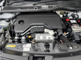 日本のハイブリッドは燃費最優先ですが、プジョーは違います。新開発の1.2Lターボに6速DCTとモーターを組み合わせているので、変速時のダイレクト感とキビキビした加速が気持ちいい!