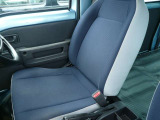 運転席座面程よく綺麗です☆薄っすら汚れていますが、焦げ穴・破れはありません(・&forall;・)イイネ!!