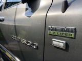 5.7L V8エンジンは、かつてのクライスラーの半球型燃焼室を持つ「Hemi」エンジンを改良した新世代Hemiとよばれる独特のエンジンとなり、アメリカンなこのエンジン音を好むファンも多いです。