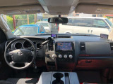 内装はフロントベンチシート!コラムシフト!乗車定員6人!ハンドルやインパネ類も綺麗な状態です!ダッシュボード等割れもなく綺麗な状態になります!