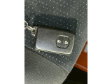【スマートキー】 車内へのアクセス楽々、今や必須アイテムの「スマートキー」には、キー複製防止「イモビライザー」まで備わっております。