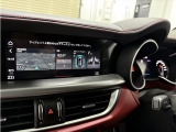 指先で操作が可能なタッチパネルディスプレイ。ナビゲーションシステムやコネクトシステム(AppleCarplay/AndroidAuto)のほか、ハーマンカードンプレミアムオーディオも備わります。