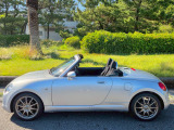左側面です。仕入れてから洗車・コーティングを行い、きれいな状態にさせて頂いてます。