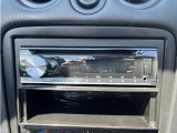 パイオニア製の1DINオーディオが装備されております。CD再生やBluetooth機能などに対応しており人気のオーディオです。下には小物入れもありますので収納も可能です。