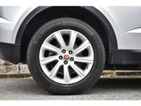 【気持ち良くご納車致します】仕上げ専門スタッフによる、専用ポリッシャーによるボディの磨き仕上げ、ホイール、タイヤハウス内側の清掃、内装の抗菌クリーニング、各部スイッチ、ハンドル、細部の清掃を行います。